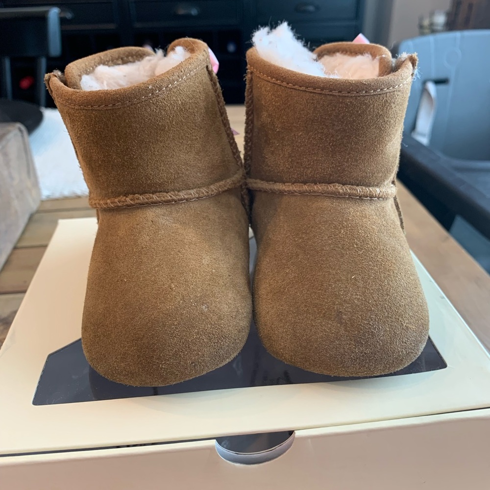 Ugg Jesse Bow size 2/3